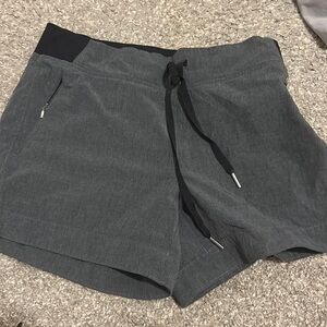 CAILA shorts size small